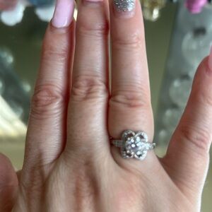 Mossanite ring size 6 comes with GRA